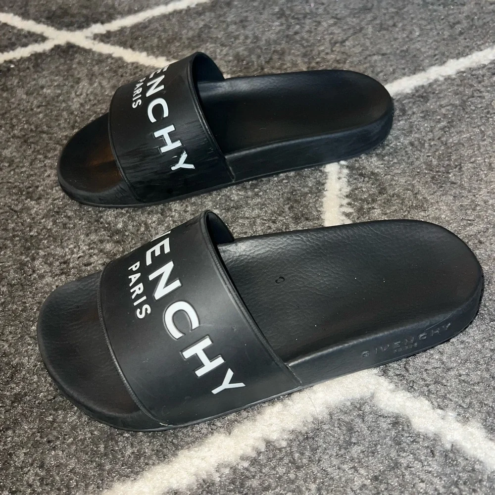 Givenchy Black and White Logo Slides - Picture 3 of 11